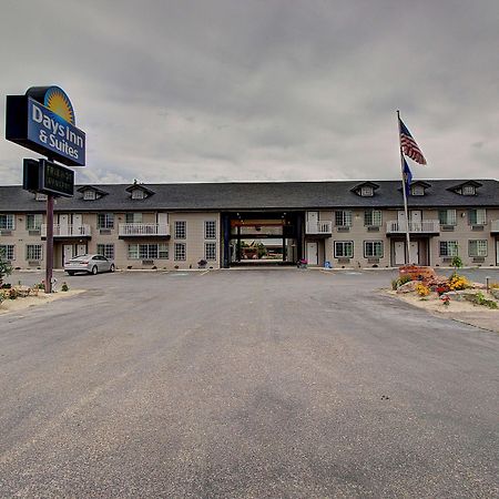 Days Inn & Suites By Wyndham Lolo Exterior photo