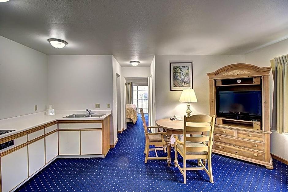Days Inn & Suites By Wyndham Lolo Exterior photo