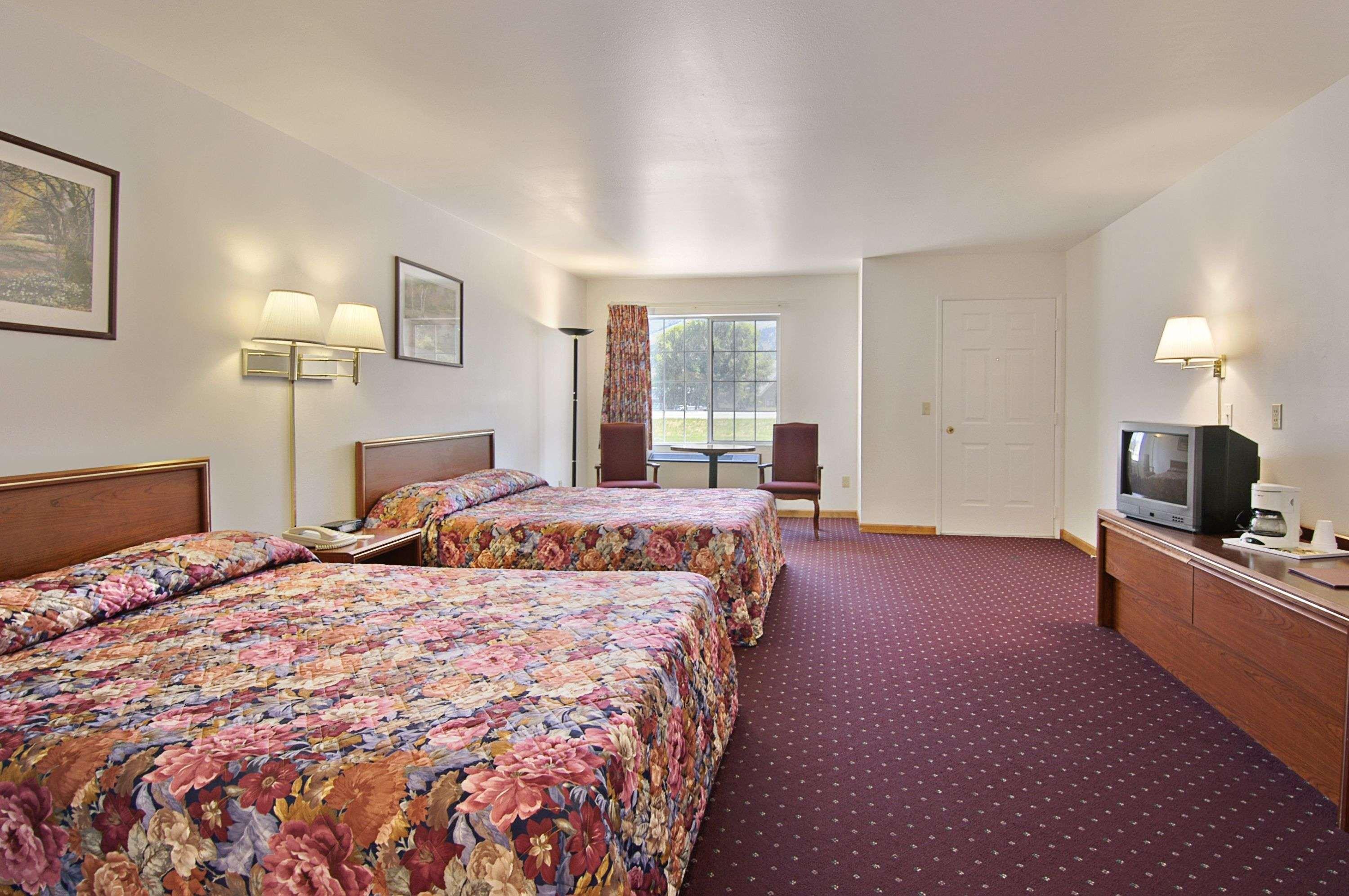 Days Inn & Suites By Wyndham Lolo Exterior photo