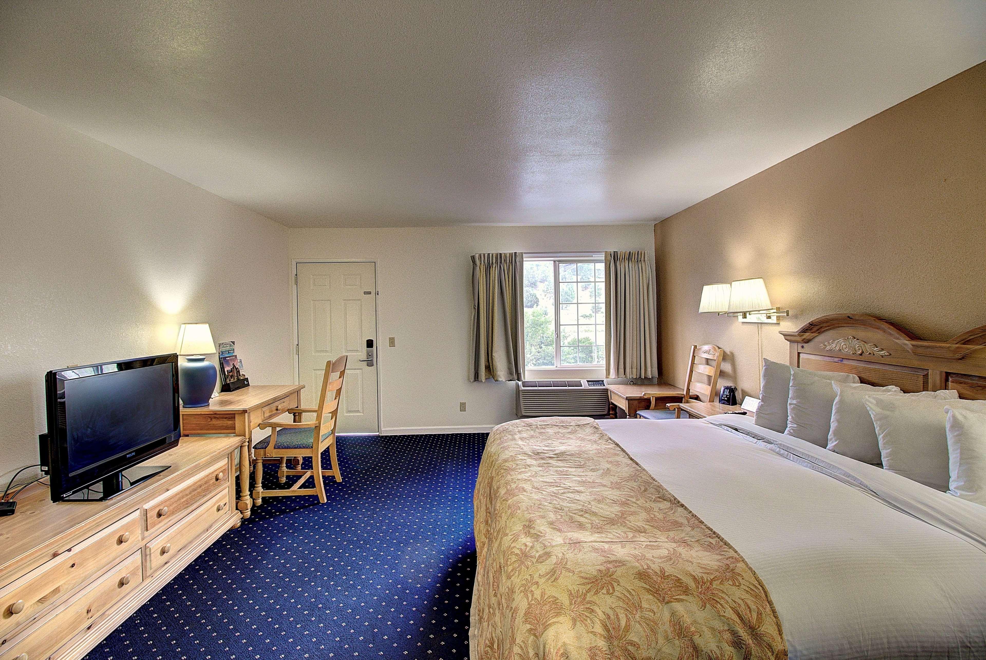 Days Inn & Suites By Wyndham Lolo Exterior photo