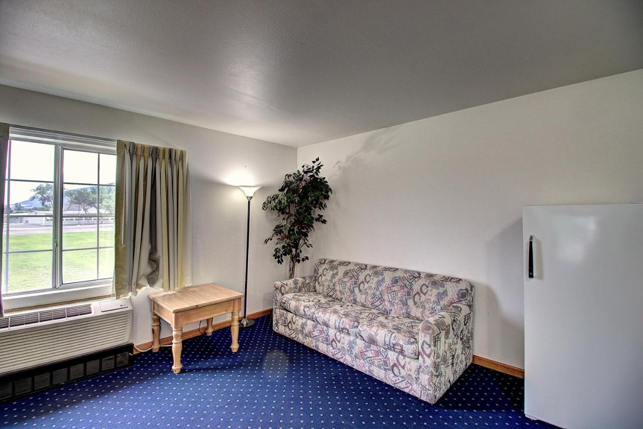 Days Inn & Suites By Wyndham Lolo Exterior photo