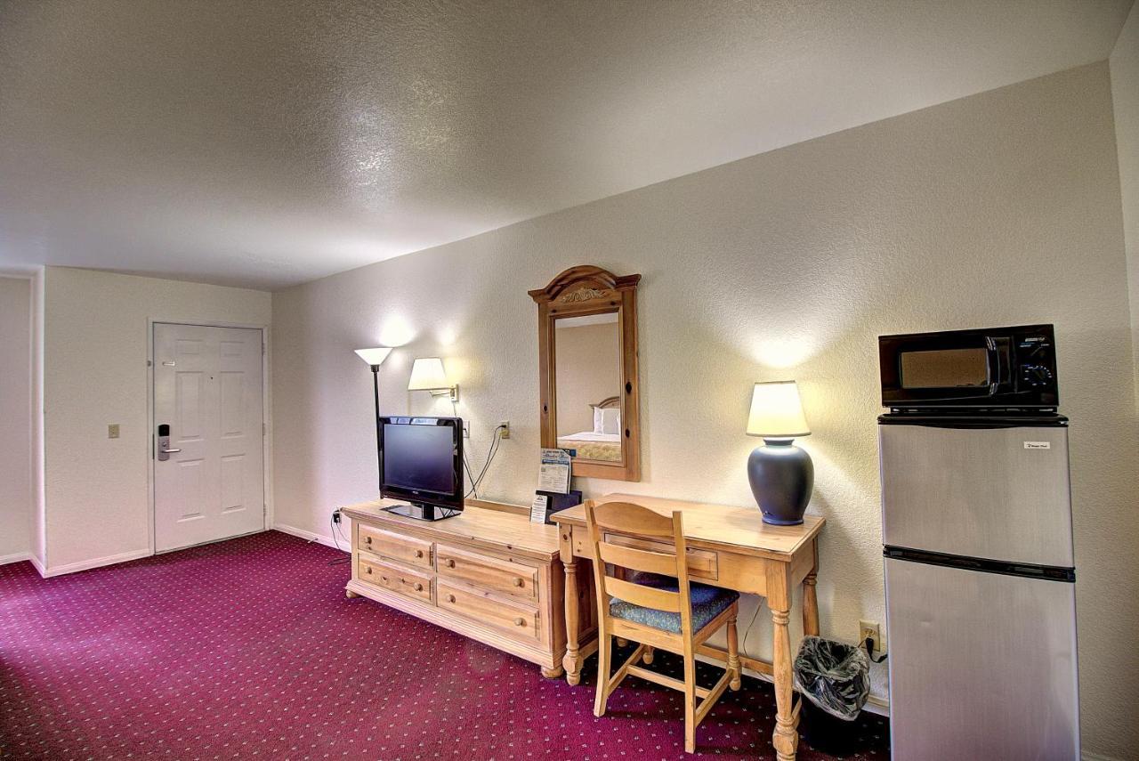 Days Inn & Suites By Wyndham Lolo Exterior photo