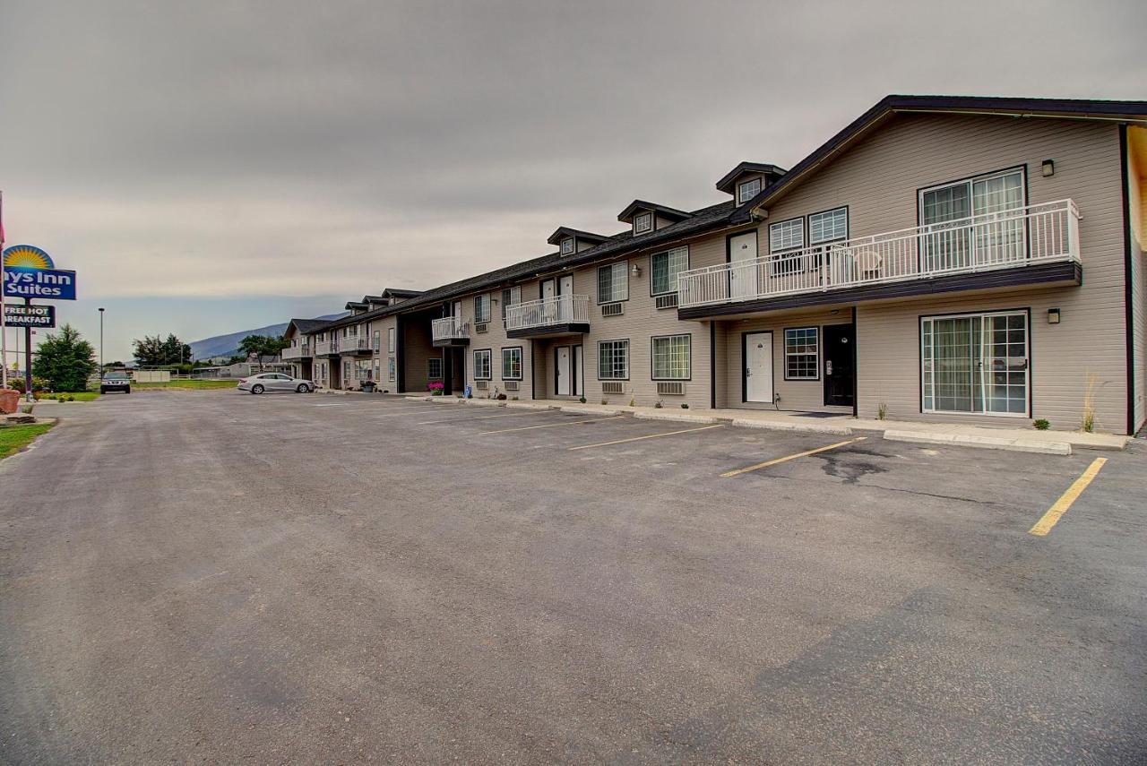 Days Inn & Suites By Wyndham Lolo Exterior photo